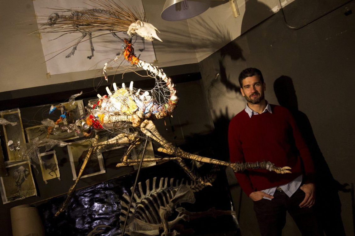 Alvaro soler con una de las esculturas con material reciclado que se expondrá en Barcelona.