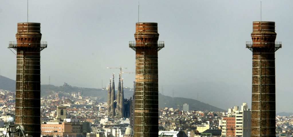 Barcelona, 29/04/2010.- Vista panorámica de la ciudad de Barcelona con las tres chimeneas del Paralelo y la Sagrada Familia.