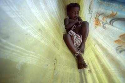 Un niño de tres años, duerme en una hamaca en una pequeña chabola en Bholanagar en Thane (India) afectado por desnutrición.