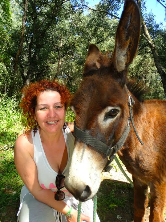 Mamen Zapata, presidenta de la asociación Fibronuva, de paseo con un burro.