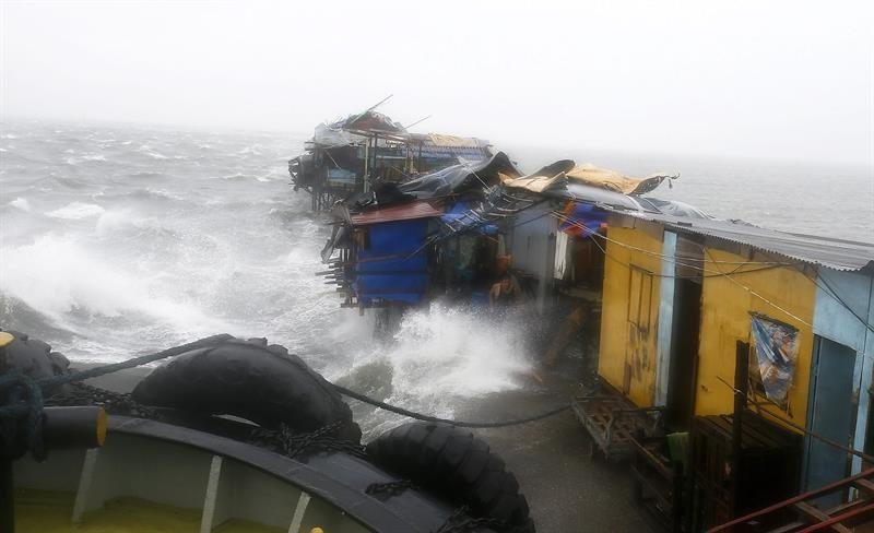 Chabolas a merced del fuerte oleaje y rachas de viento en el barrio marginal manileño de Tondo (Filipinas)
