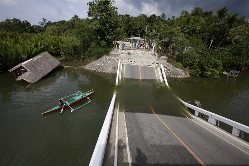 El puente Abatan destruido tras el terremoto de 7,2 grados de magnitud en Loon (Filipinas) hoy, miércoles 16 de octubre de 2013