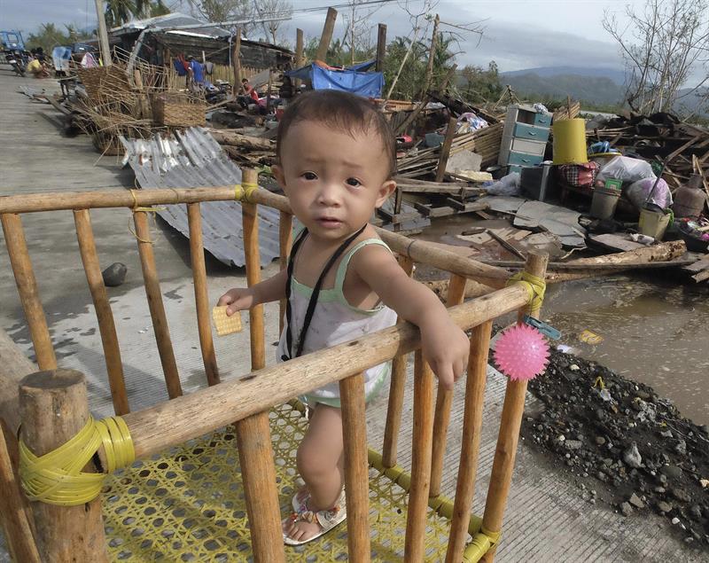 Un niño en una cuna entre los escombros de la localidad de Polangui