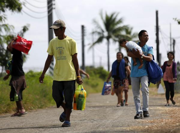 Al menos 76.300 personas han sido realojadas de manera temporal en centros deportivos y escuelas ante la llegada del tifón. EFE/EPA/FRANCIS R. MALASIG.