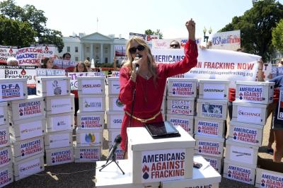 La actriz Daryl Hannah participa, en agosto pasado, en una manifestación en contra del 'fracking' frente a la Casa Blanca, en Washington.