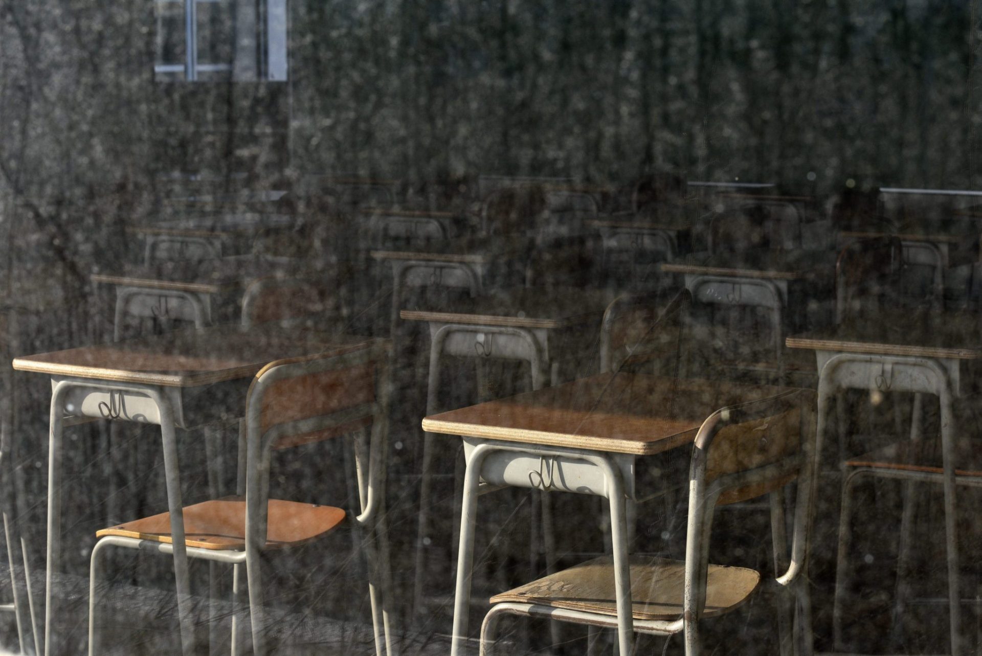 Pupitres vacíos en una aula de un colegio de Fukushima tras la tragedia de 2011