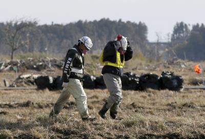 Trabajadores de las tareas de  descontaminación de los alrededores de la  nuclear de Fukushima, cuatro años después del accidente. 