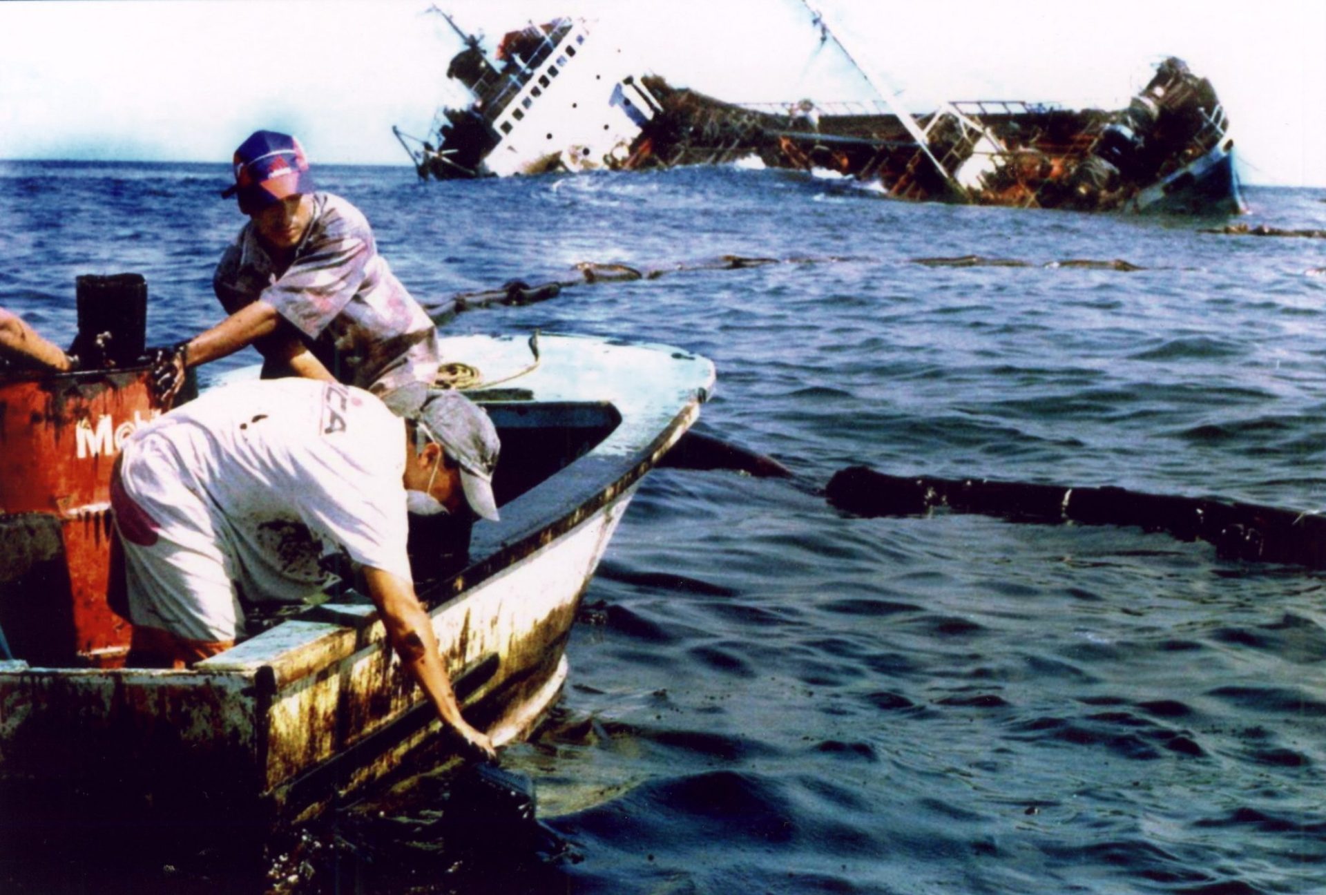 En enero de 2011 el petrolero Jessica encalló en la bahía Naufragios de la Isla San Cristóbal, vertiendo 600.000 litros de carburante al mar, provocando una marea negra de 1.200 kilómetros cuadrados. 