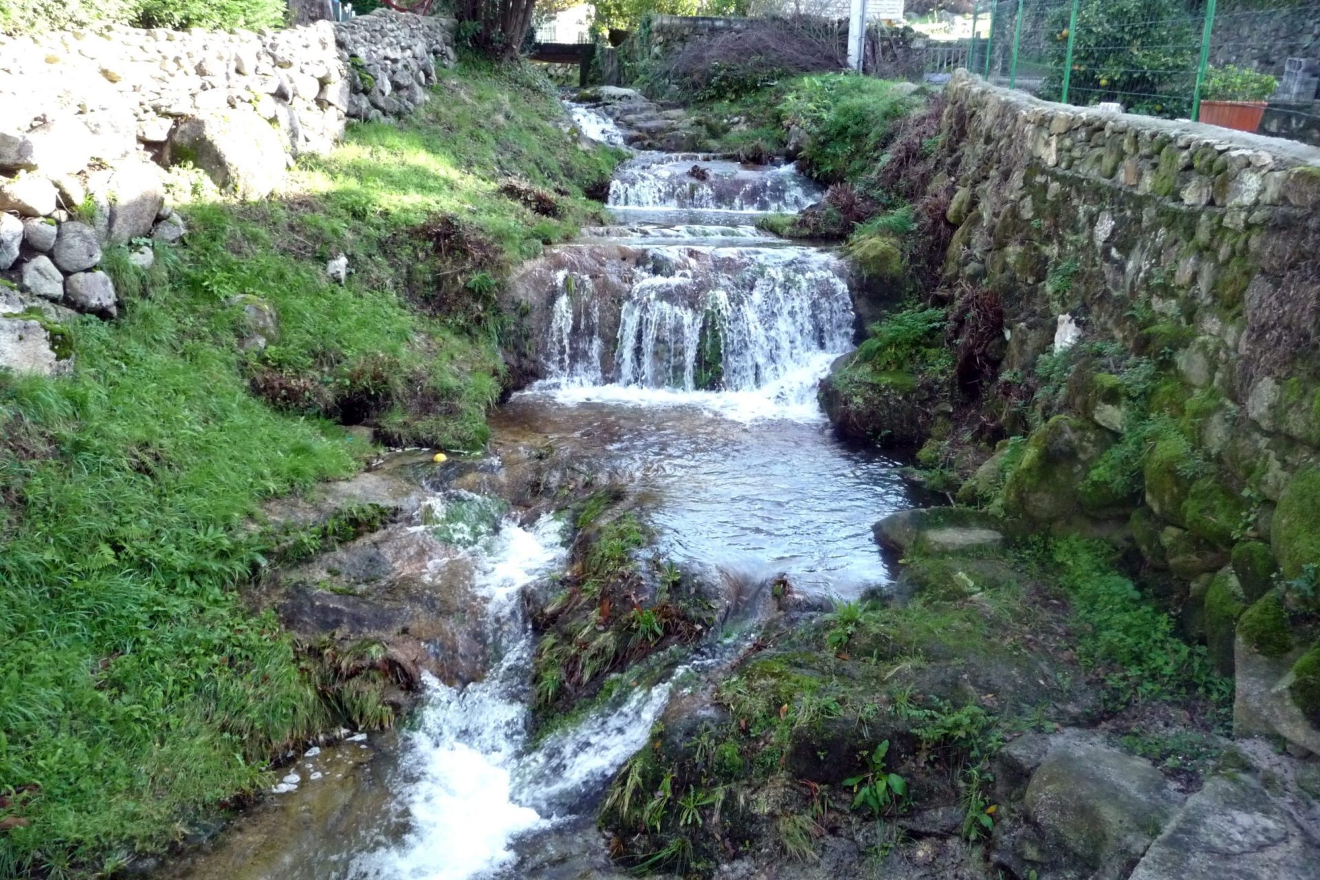Torrente en la zona montañosa de galicia