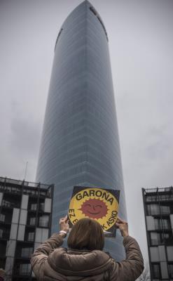 Sobre una futura descarbonización de la economía española, el físico "apoya y defiende" que la nuclear y las renovables deben coexistir e incluso aboga por un ritmo mayor de implantación de estas últimas. EFE/Miguel Toña