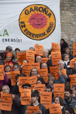 Foto de archivo de una cadena humana de la convocatoria "Álava sin Garoña" en noviembre de 2014.