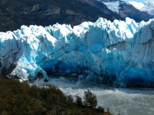 El glaciar Perito Moreno, situado sobre la cordillera de Los Andes, límite natural entre Argentina y Chile, y es uno de los pocos del mundo que se mantiene estable, sin retroceder como consecuencia del calentamiento global.