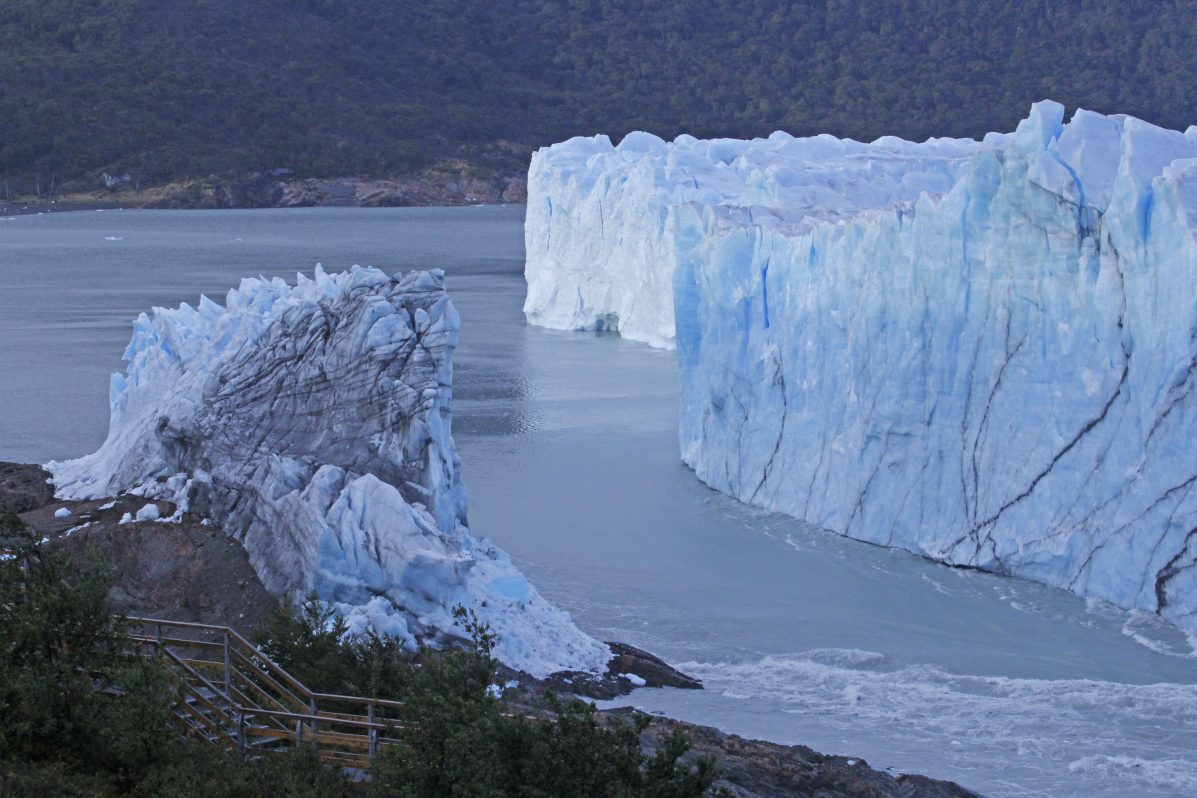 El derrumbe natural del Perito Moreno provoca inundaciones y evacuaciones en la localidad de El Calafate.