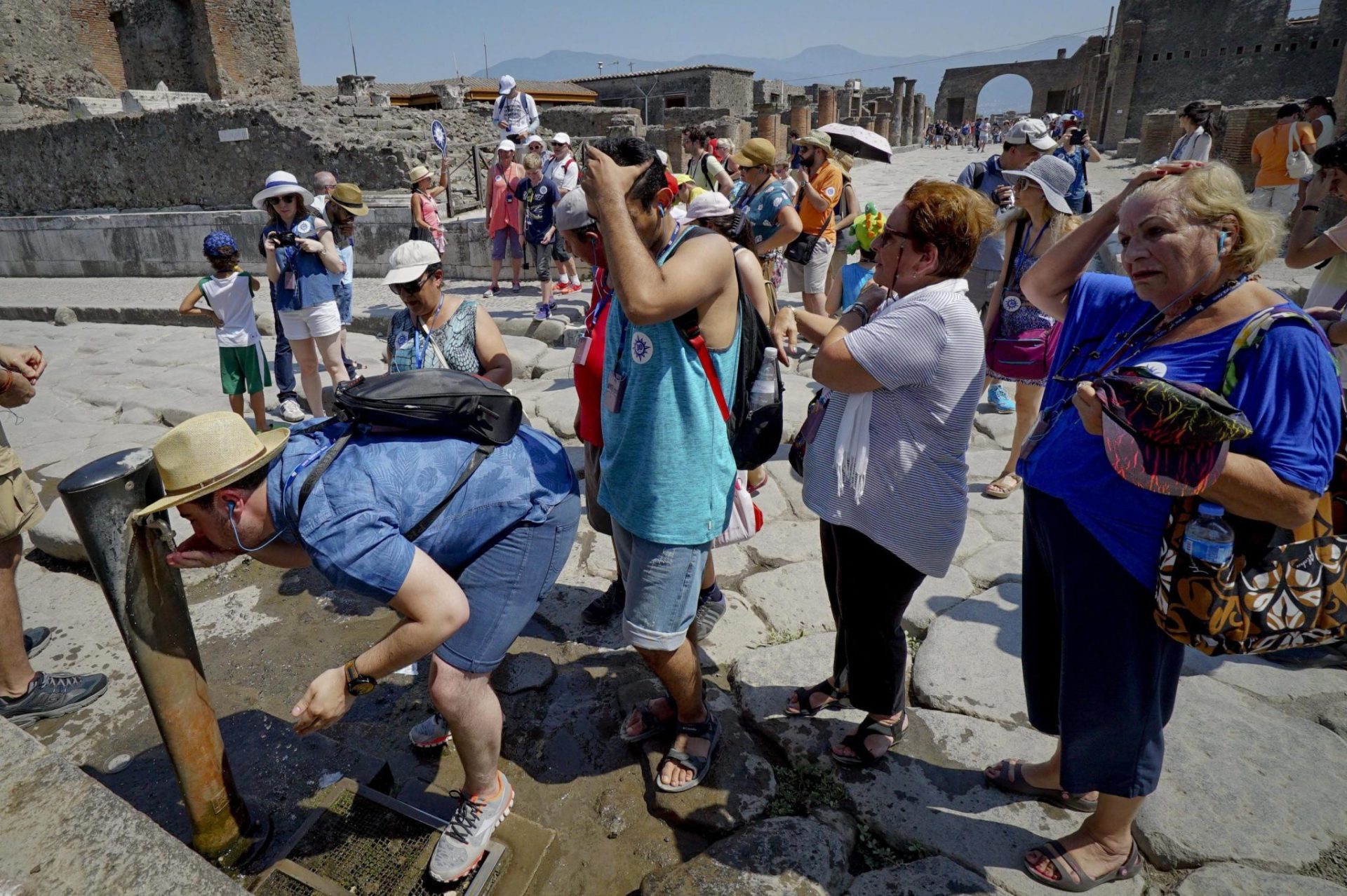 Turistas se refrescan en Pompeya (Italia).