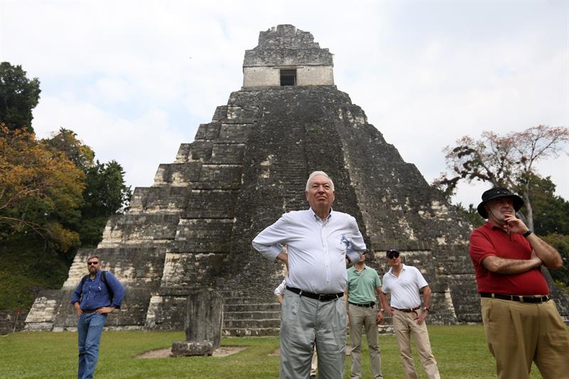 El ministro de Asuntos Exteriores en funciones, José Manuel García-Margallo (c) en su visita al parque arqueologico de Tikal, donde la cooperación española invierte en la preservación de las piramídes mayas.