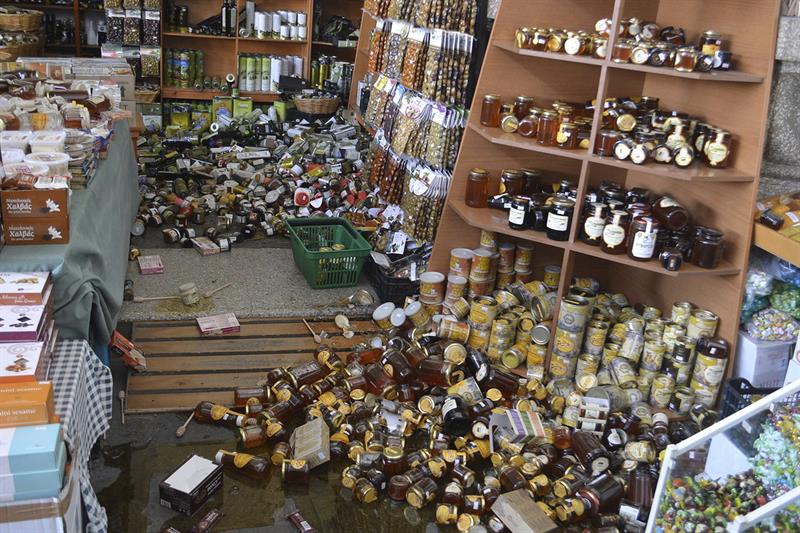 Estado en el que quedó un supermercado tras el terremoto de 6,4 grados de la escala Richter.