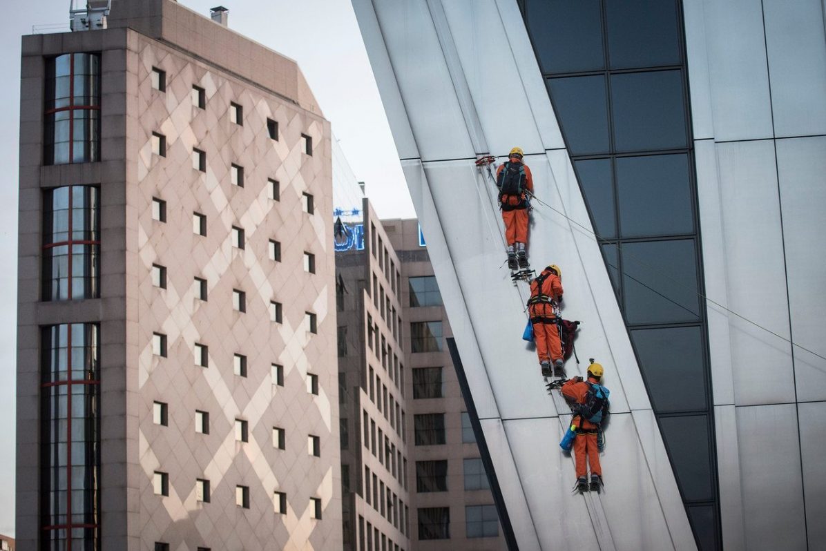Seis activistas de Greenpeace escalan una de las dos Torres Kio de Madrid para protestar por las negociaciones del TTIP