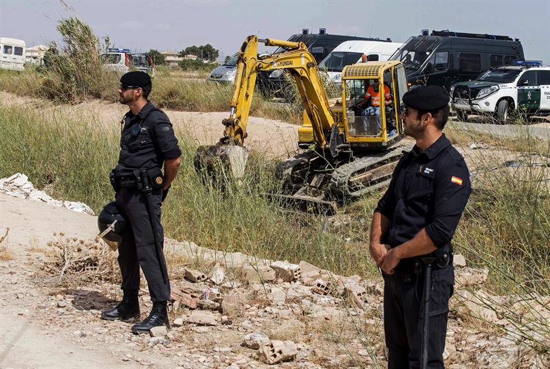 TORRE PACHECO (MURCIA), 04/07/2016.- Cientos de agricultores han intentado impedir desde las 7:30 horas el sellado de vertidos por la Confederación Hidrográfica del Segura en Torre Pacheco, convocados por todas las organizaciones y asociaciones del sector agrario y por la Comunidad de Regantes de Cartagena, en el radar de Torre Pacheco.