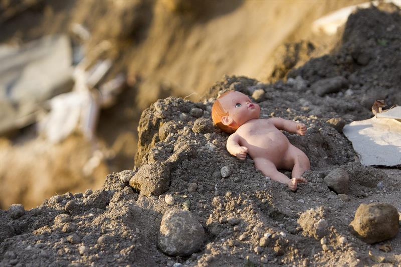 una muñeca entre los escombros del deslizamiento de tierras. EFE/Esteban Biba