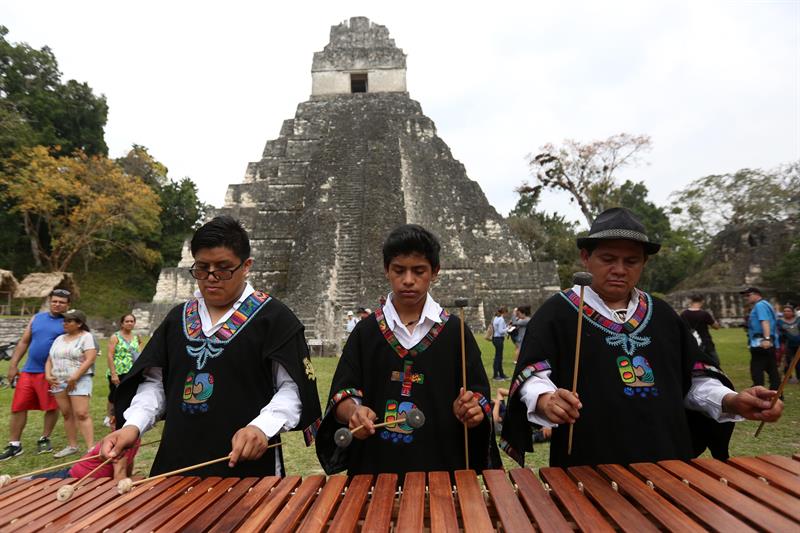Jóvenes tocan la marimba frente al templo "Gran Jaguar", en la reserva natural y cultural más célebre de Guatemala, declarada parque nacional en 1955 y Patrimonio Mundial por la Unesco en 1979.