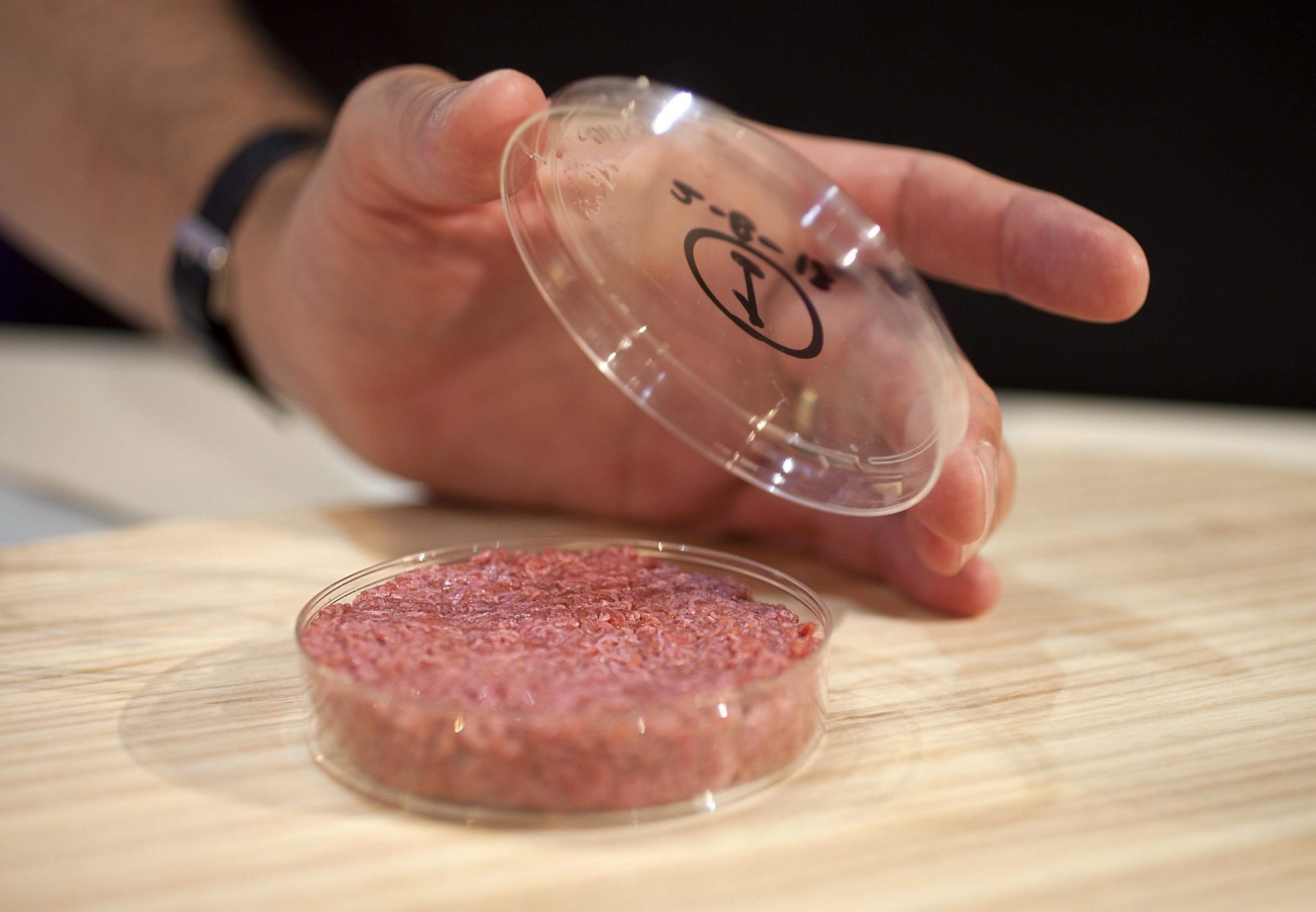 Primer plano de una hamburguesa generada en un laboratorio por "Cultured Beef"
