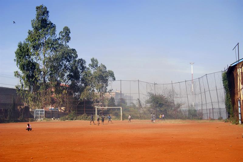 Nube de humo sobre el colegio del barrio chabolista de Korogocho. 