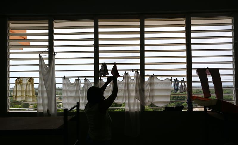 Una mujer cuelga ropa en un albergue en la ciudad de Guantánamo (Cuba), ante la proximidad del huracán Matthew. 