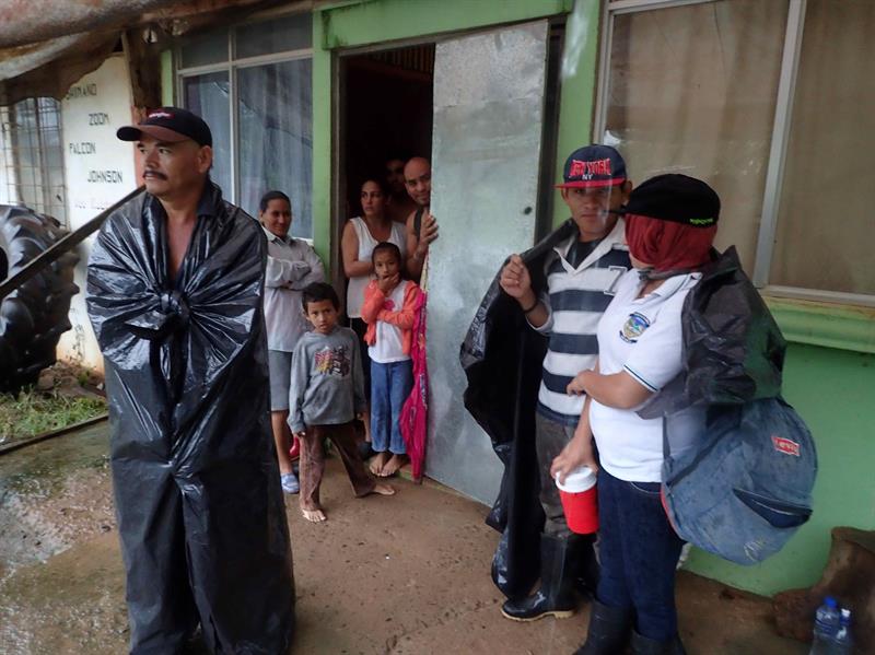 Damnificados por el huracán Otto en Chiles de San carlos (Costa Rica). En Panamá el fenómeno ha provocado la muerte de ocho personas por las lluvias de Otto.