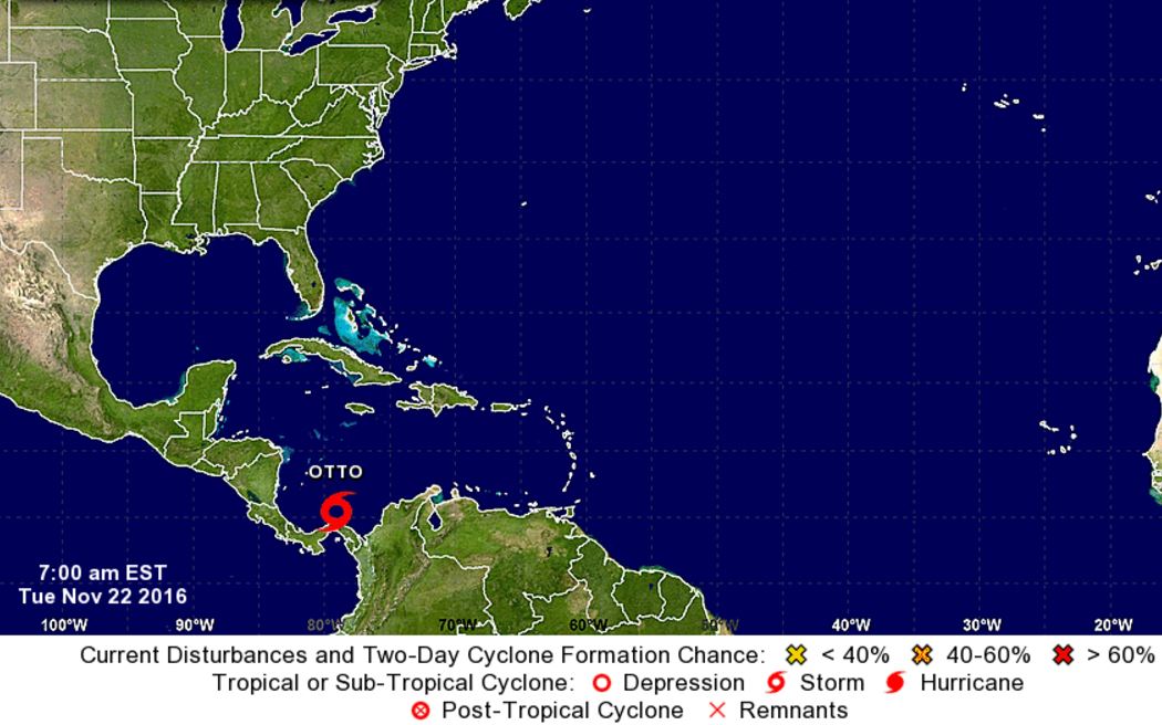 Situación de la tormenta tropical Otto sobre el Caribe que se convertirá en huracán en los próximas horas en una captura de la NHC.