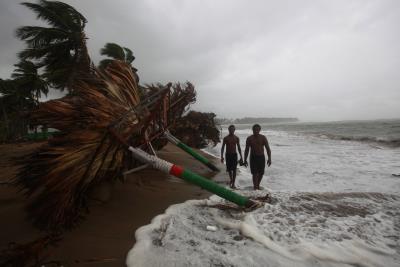 El investigador Philip J. Klotzbach señaló que la formación de los huracanes se verá afectada este año por el debilitamiento del fenómeno de El Niño y las bajas temperaturas en el Atlántico Norte. Efectos en una playa del paso de un huracán en Dominicana. 