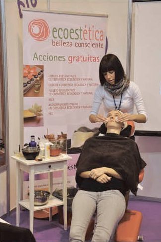 Mascarilla facial de productos econaturales, durante el Showroom de Biocultura. EFE/Asociación Vida Sana