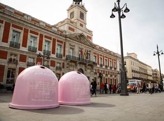 Contenedores rosas de Ecovidrio para el Día Mundial del Cáncer de Mama. Foto: Ecovidrio