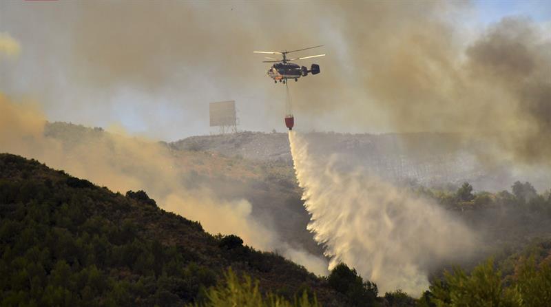 El cambio en la dirección del viento puso en peligro ayer a los profesionales que trabajan en el incendio de la sierra Calderona.
