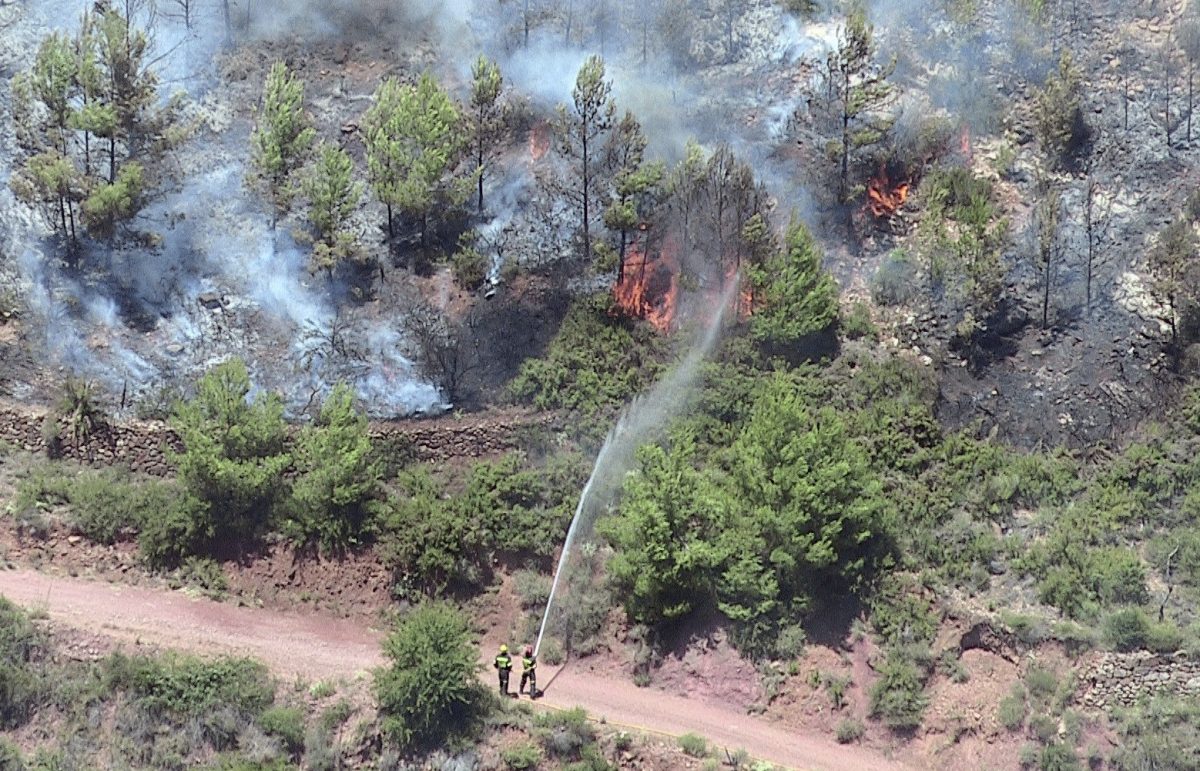 Se incorporan 22 medios aéreos al todavía activo incendio de Gátova.