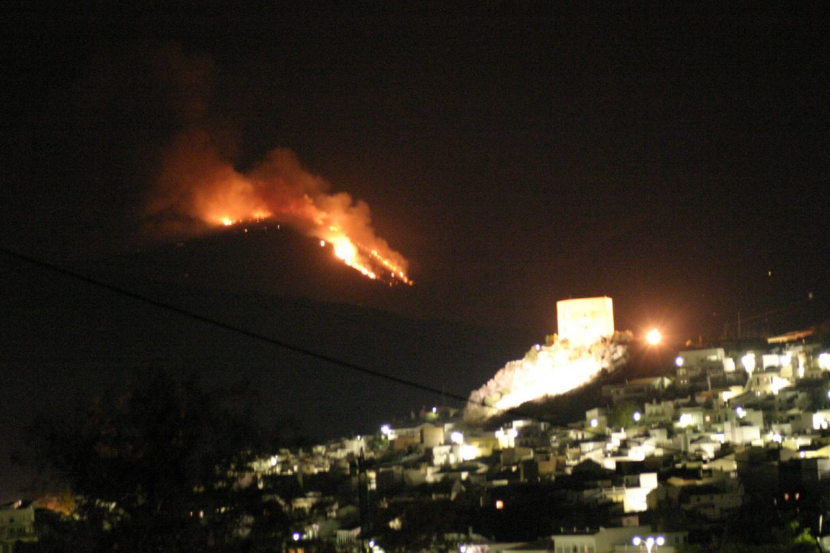 El estudio analizó durante 10 años el efecto de la saca de madera, frente a otros métodos no tan invasivos, en el incendio de Lanjarón -Parque Nacional de Sierra Nevada-, en la foto, que calcinó en 2005 unas 1.300 hectáreas de pinares. 