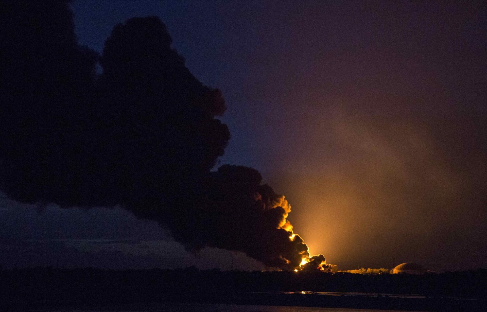 La ONG Centro Humbolt ha denunciado daños ambientales por el incendio de dos tanques de petróleo en Puerto Sandino (Nicaragua).