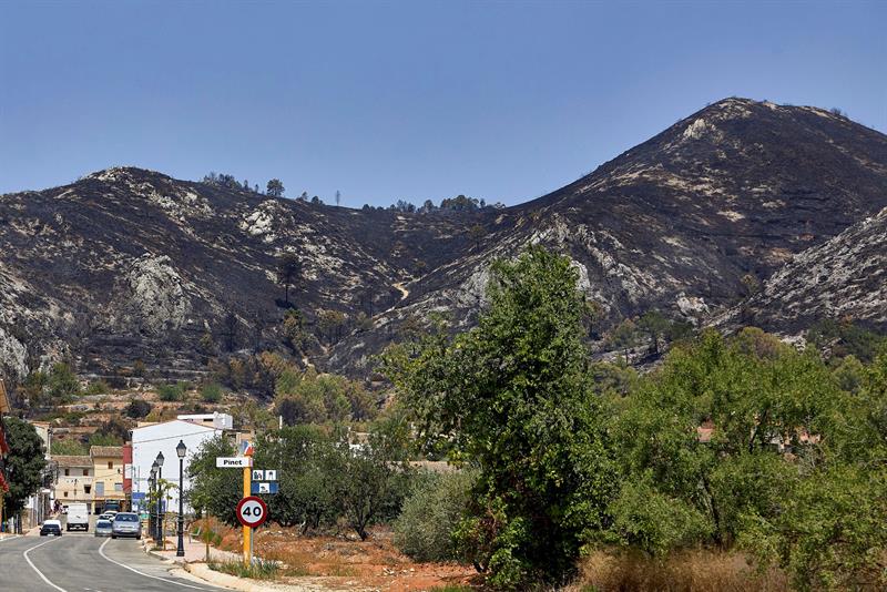 Se espera dar hoy por controlado el incendio. En la foto la localidad de Pinet.