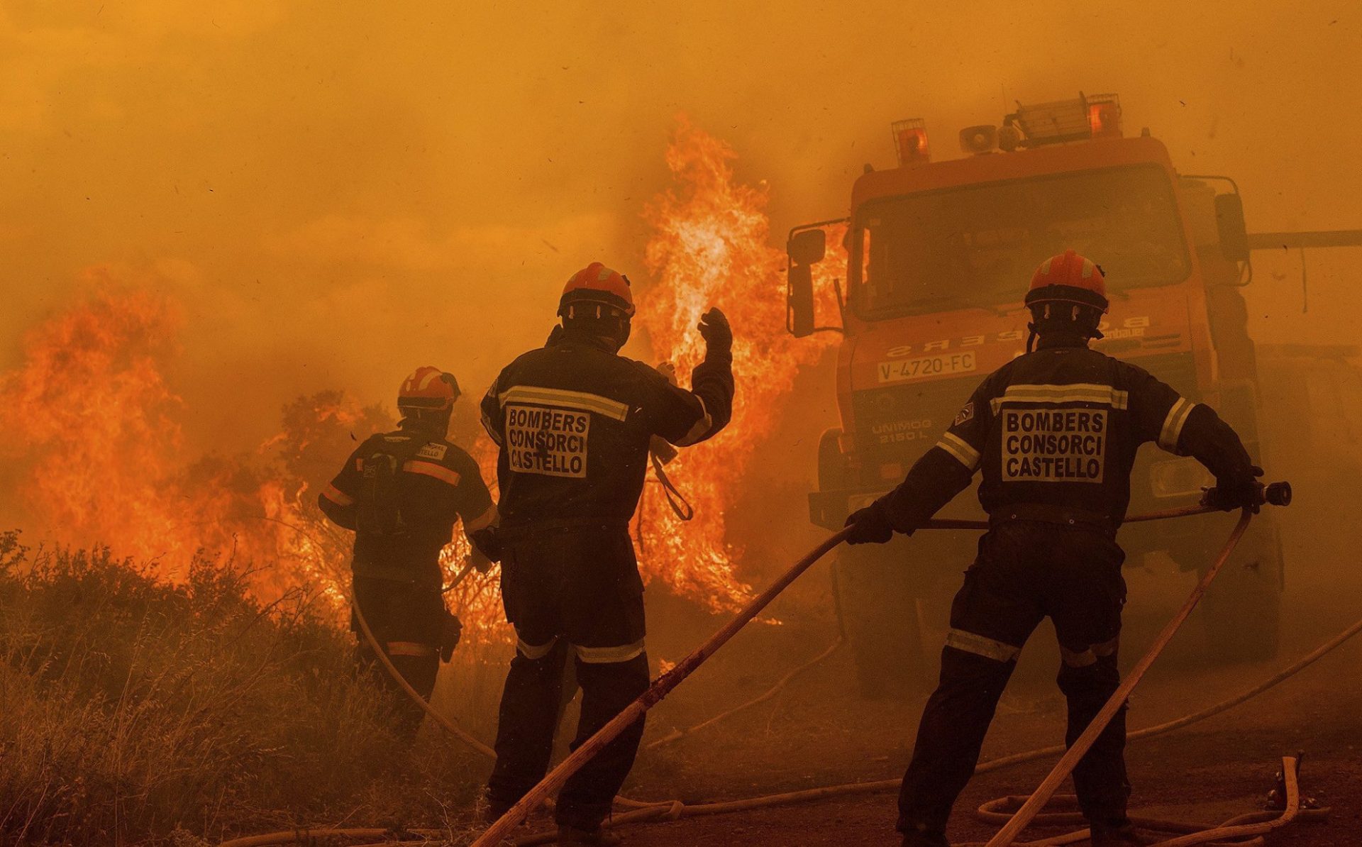 Imagen de bomberos intentando sofocar las llamas de un incendio.EFE/ Bomberos de Castellón