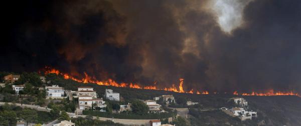 Vista general del frente del fuego en la urbanización Cumbres del Sol. EFE/MORELL