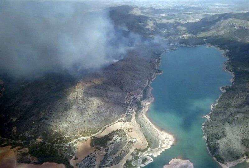 Fotografía facilitada por los retenes de extinción de incendios del fuego que se ha declarado esta tarde en Liétor (Albacete), un municipio situado en el valle del río Mundo, en la Sierra de las Quebradas