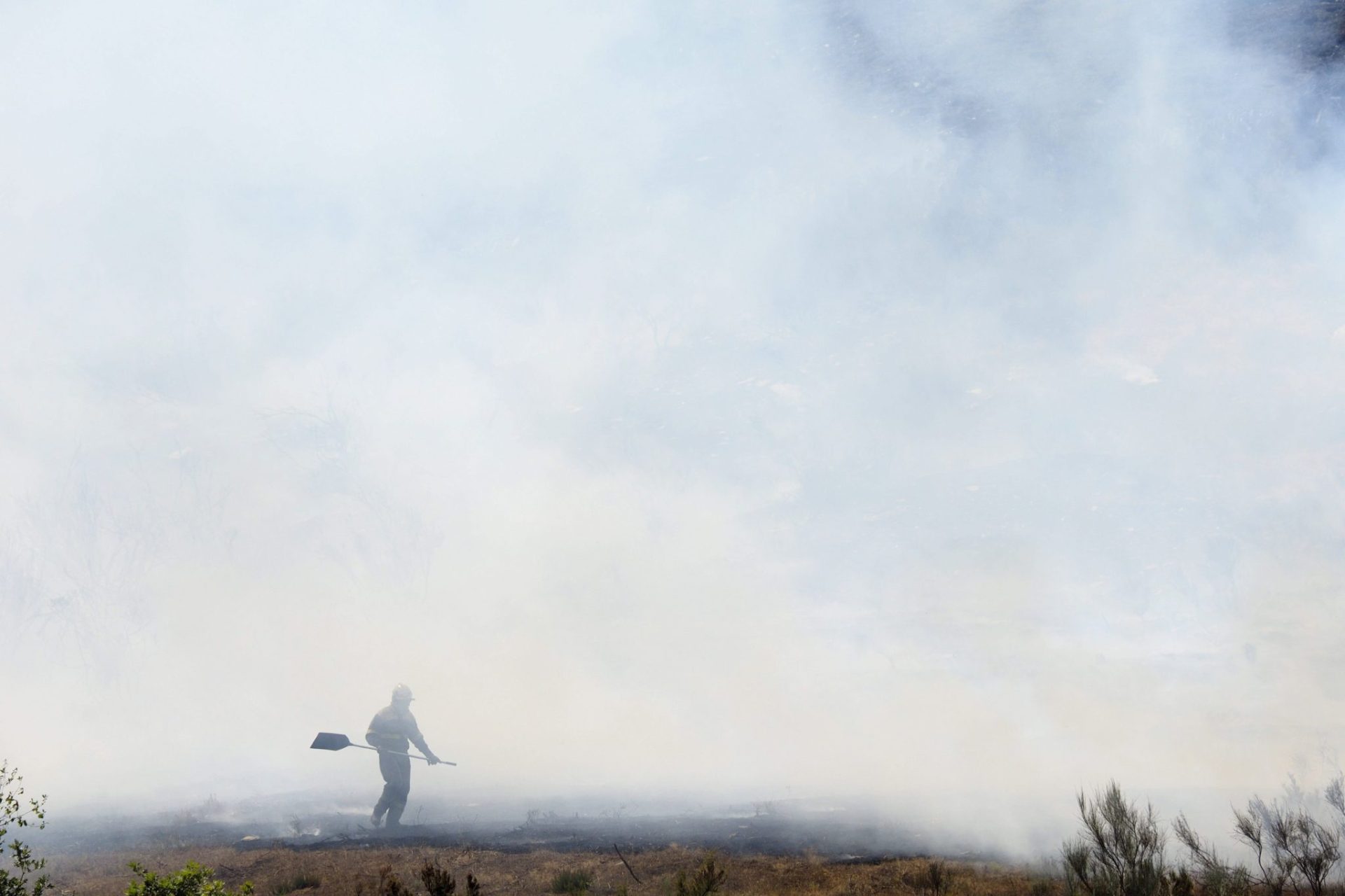 Un bombero trabajando ayer en el incendio de Folgoso do Courel.