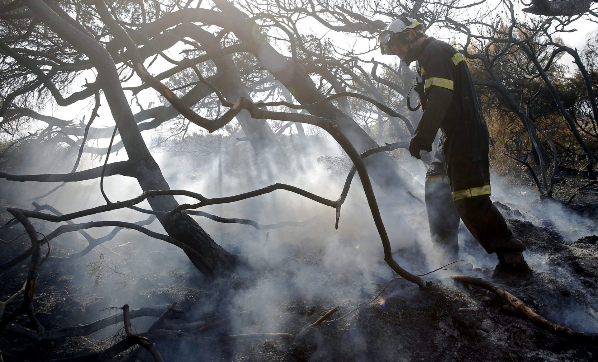 Un bombero trabaja en la extinción de un incendio en El Salar (Valencia).