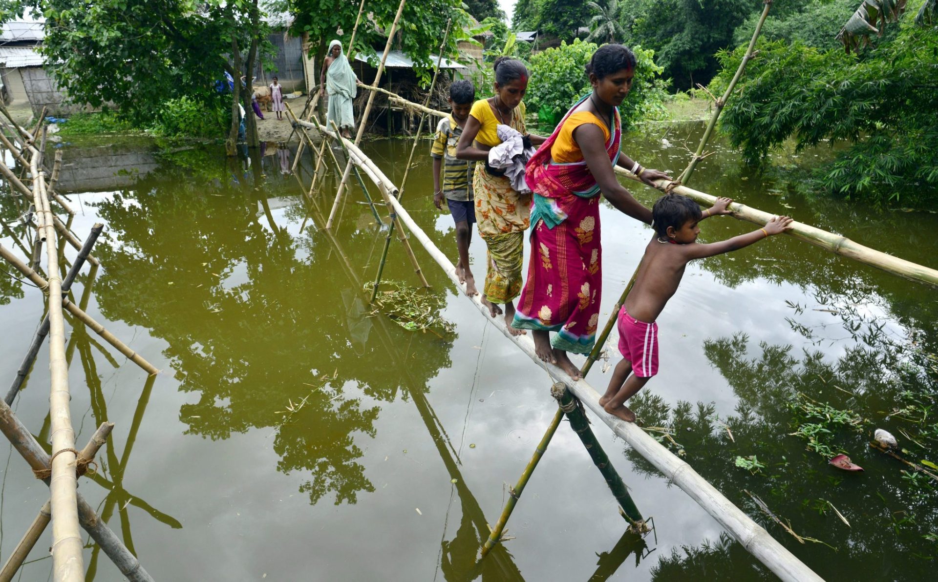 Miles de damnificados en India por las inundaciones monzónicas.