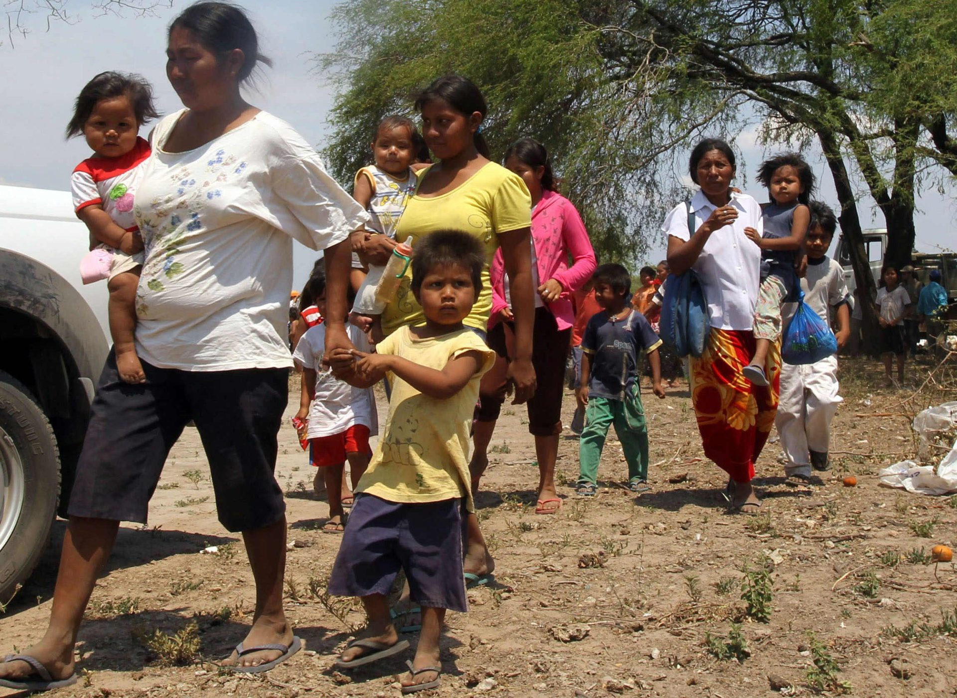La sequía obliga a las mujeres y sus niños a recibir víveres en la localidad de La Esperanza (Paraguay). 