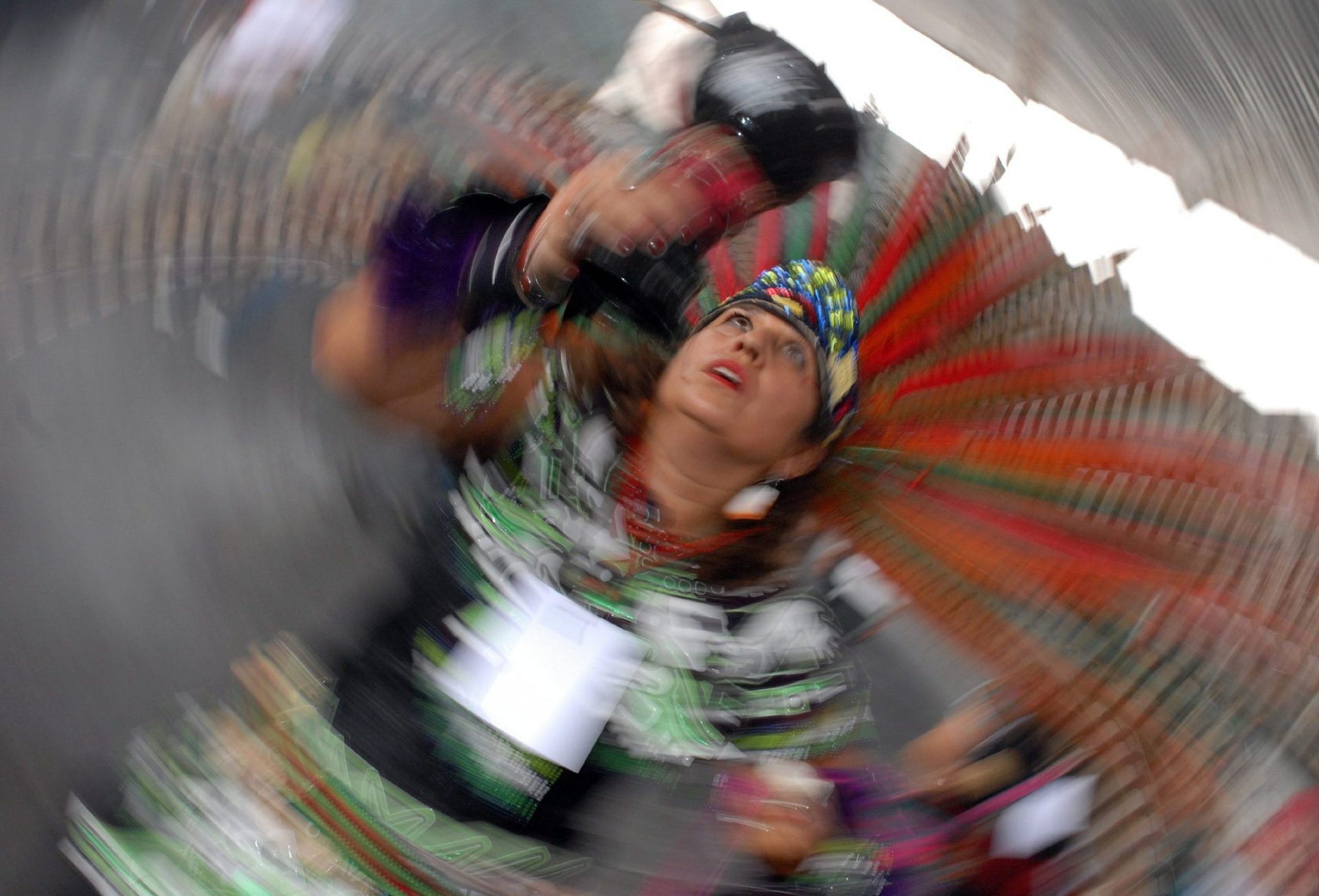 Indígena teatraliza un ritual en un encuentro intercontinental de pueblos originarios, en México.