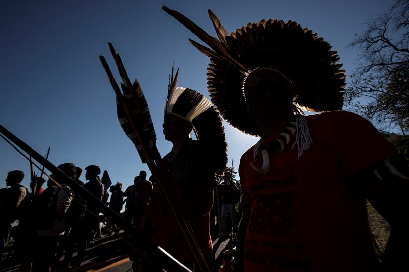 Los indios guaraní protestan en Sao Paulo contra la reducción de su tierra. EFE/Sebastião Moreira