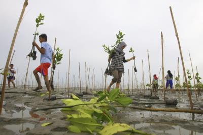 en 2004 un potente seísmo de entre 9,1 y 9,3 grados formó un tsunami en el océano Índico que mató a unas 230.000 personas en una docena de países, la mayoría de ellos en Aceh. 