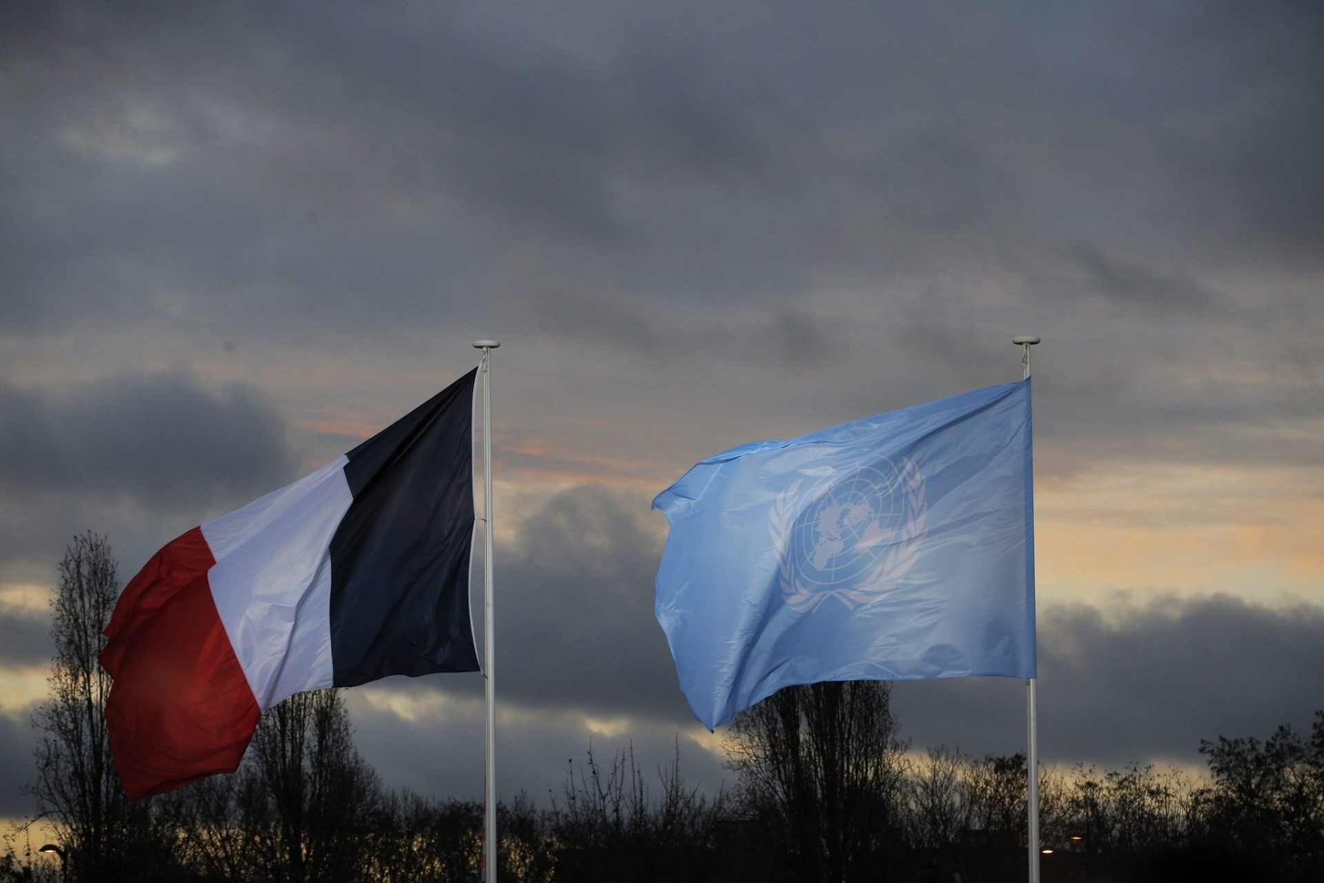 Las banderas de Francia y las Naciones Unidas ondean en la Cumbre sobre cambio climático COP21 que acaba de empezar en París.