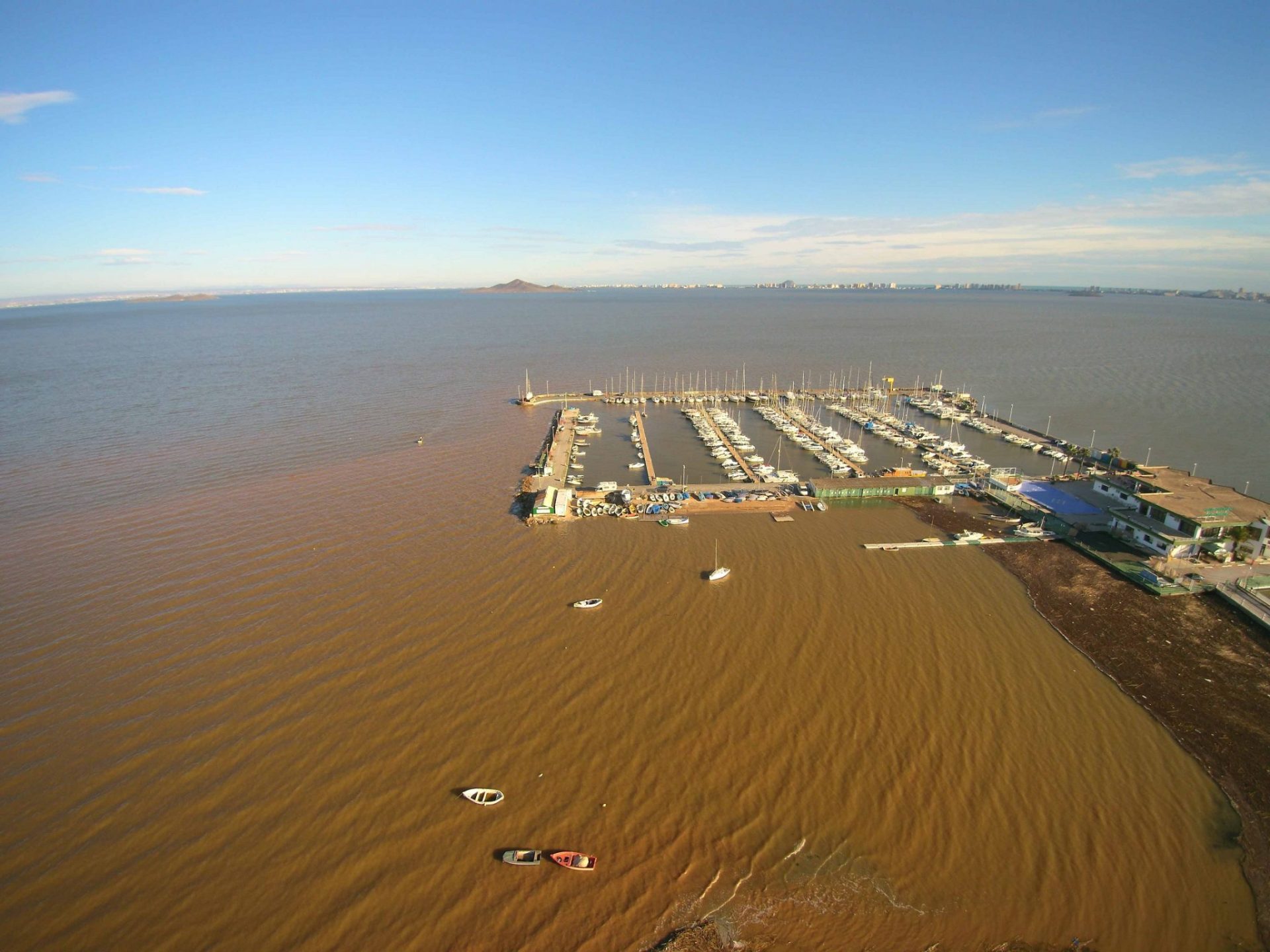 vista aérea de los sedimentos llegados al Mar Menor en el puerto de Los Nietos, tras las inundaciones del 18 de diciembre.