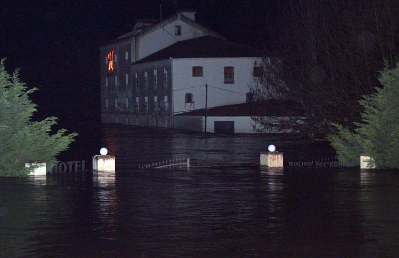Un hotel de Ciudad Rodrigo (Salamanca), situado junto a la ribera del río Águeda, totalmente inundado, tras la crecida.